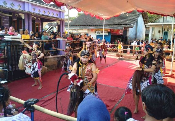 Pagelaran Kuda Lumping Turonggo Wijoyo sebagai Upaya Melestarikan  Tradisi di Era Modern